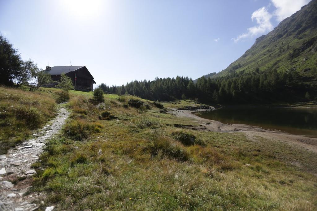 Rifugio Al Lago Del Mortirolo In Inverno Raggiungibile Solo A Piedi Monno ภายนอก รูปภาพ