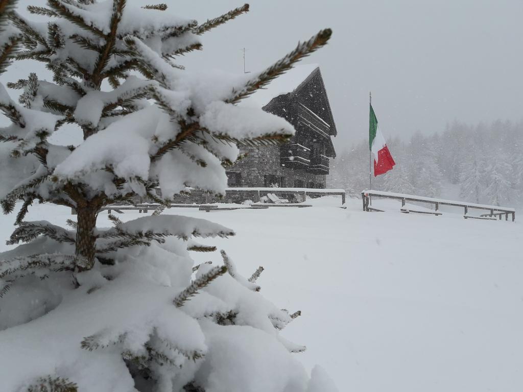 Rifugio Al Lago Del Mortirolo In Inverno Raggiungibile Solo A Piedi Monno ภายนอก รูปภาพ