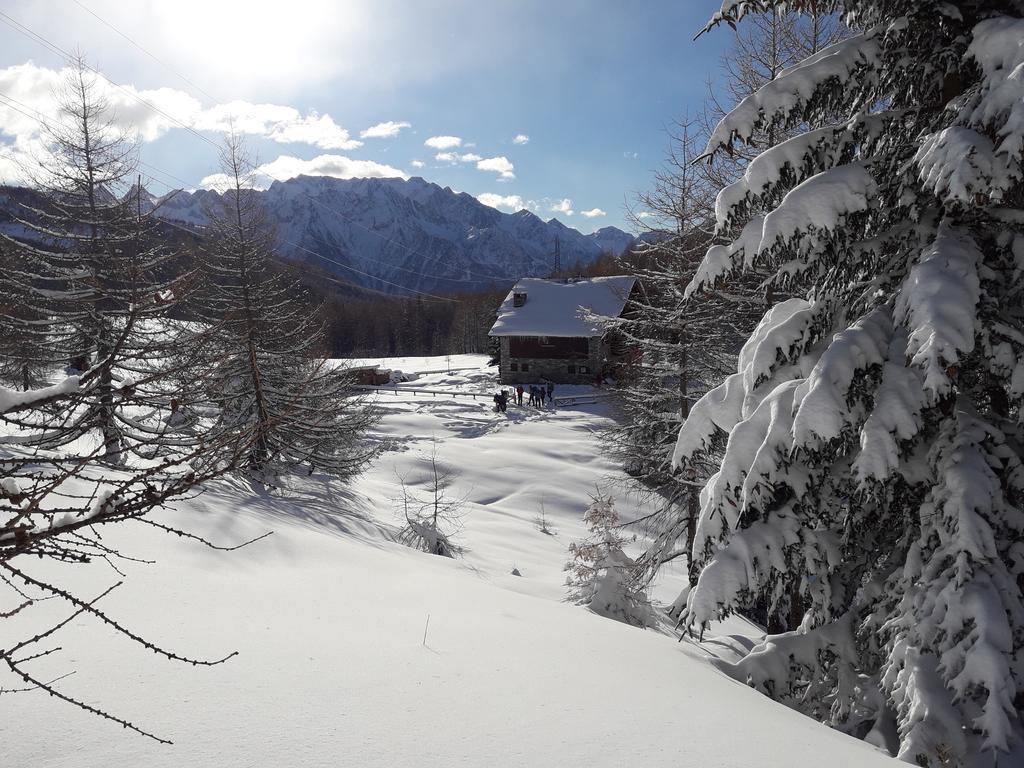 Rifugio Al Lago Del Mortirolo In Inverno Raggiungibile Solo A Piedi Monno ภายนอก รูปภาพ