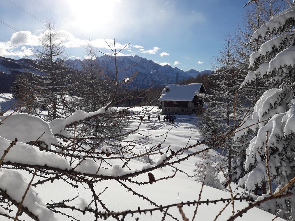 Rifugio Al Lago Del Mortirolo In Inverno Raggiungibile Solo A Piedi Monno ภายนอก รูปภาพ