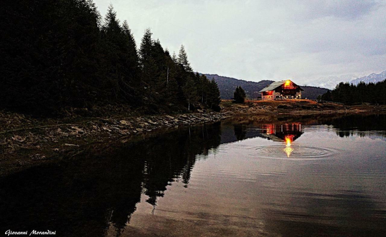 Rifugio Al Lago Del Mortirolo In Inverno Raggiungibile Solo A Piedi Monno ภายนอก รูปภาพ