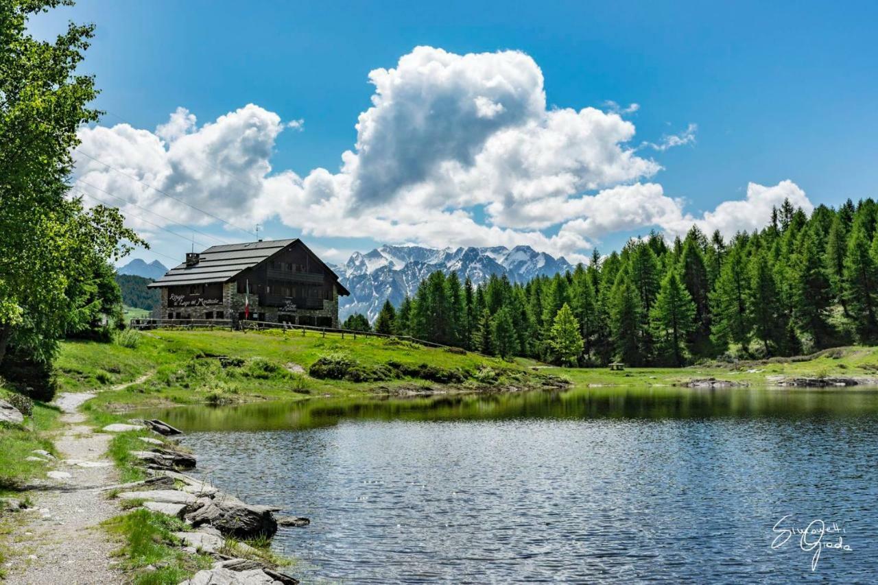 Rifugio Al Lago Del Mortirolo In Inverno Raggiungibile Solo A Piedi Monno ภายนอก รูปภาพ